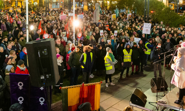 Demonstranter slo ring rundt abortloven
